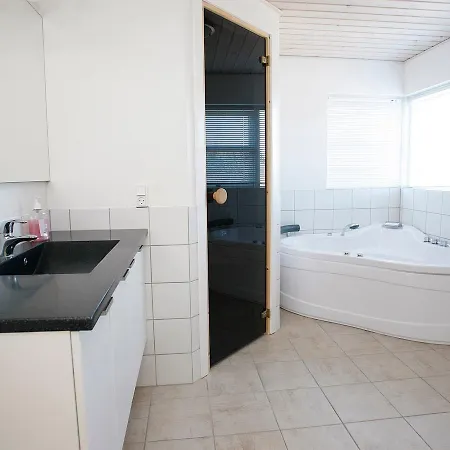 Three-bedroom Holiday In 18