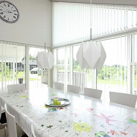 Three-bedroom Holiday In 18 *