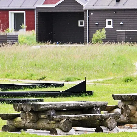 Three-bedroom Holiday In 18 *