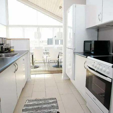 Three-bedroom Holiday In 18 *